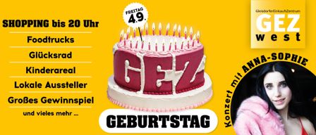 Ein rosa und weißer Geburtstagskuchen mit Musiknoten, umgeben von Kerzen, auf einem gelben Hintergrund mit dem Text 'Freitag 4.9'.
