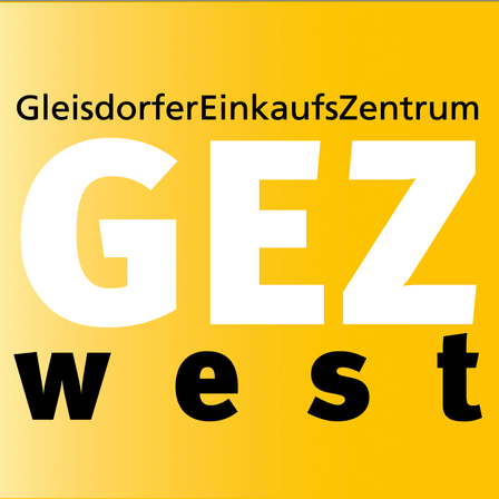 Ein gelbes Schild zeigt 'Gleisdorf Einkaufszentrum' in weißer Schrift mit 'GEZ' in fetten weißen Buchstaben und 'West' in fetten schwarzen Buchstaben.