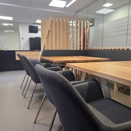 Bild enthält, Indoors, Interior Design, Cafeteria, Furniture, Lounge, Table, Tabletop, Chair, Plant, Wood