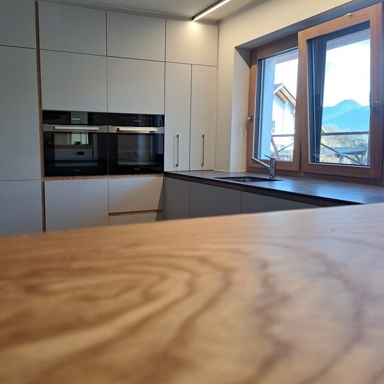 Bild enthält, Indoors, Interior Design, Wood, Plywood, Floor, Kitchen, Flooring, Sink, Sink Faucet