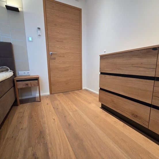 Bild enthält, Hardwood, Indoors, Interior Design, Wood, Stained Wood, Floor, Wood Panels, Couch, Furniture