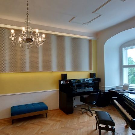 Bild enthält, Living Room, Floor, Flooring, Interior Design, Chandelier, Lamp, Couch, Wood, Piano, Hardwood