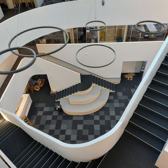 Bild enthält, Architecture, Building, House, Housing, Staircase, Indoors, Interior Design, Handrail, Foyer