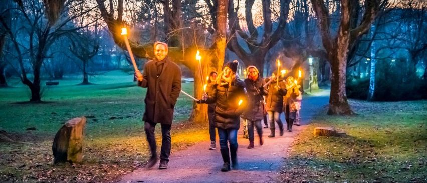 Bild enthält, People, Person, Adult, Male, Man, Female, Woman, Shoe, Coat, Walking