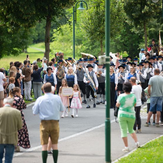 Shorts, People, Person, Adult, Female, Woman, Walking, Male, Man, Jeans