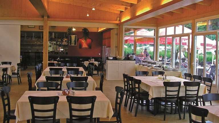 Bild enthält, Indoors, Restaurant, Cafeteria, Cafe, Dining Table, Furniture, Table, Dining Room, Person, Food Court