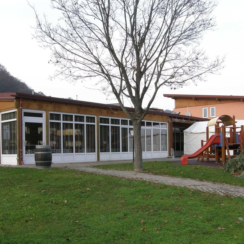 Bild enthält, Grass, Play Area, Outdoor Play Area, Outdoors, Building, Tent, Housing, Lawn
