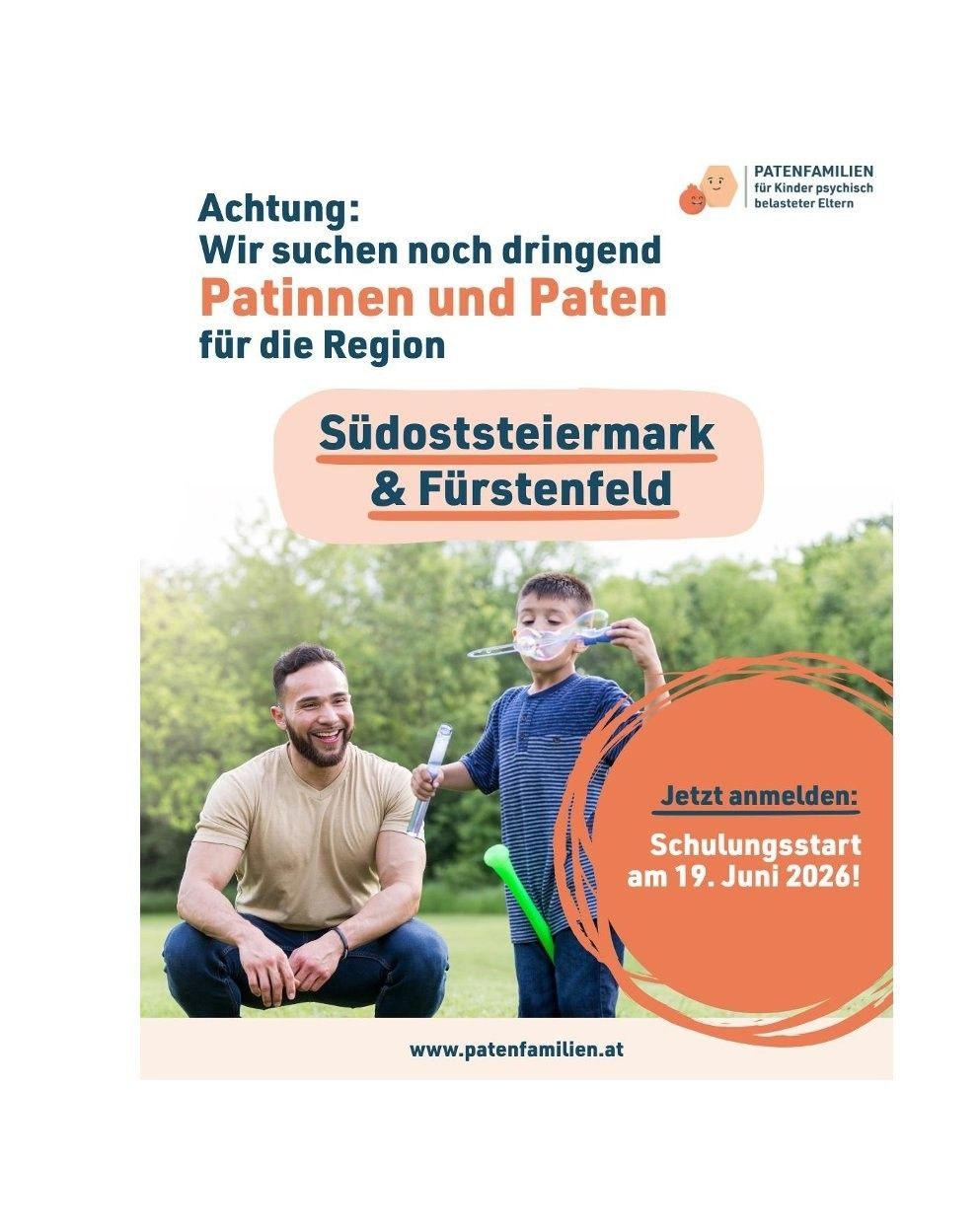 Ein Flyer wirbt für Eltern in der Region Sudoststeiermark & Furstenfeld. Ein Mann und Kind blasen Seifenblasen. Es steht “Achtung: Wir suchen dringend Patinnen und Paten”. Anmeldung startet am 19. Juni 2026. www.patentfamilien.at.