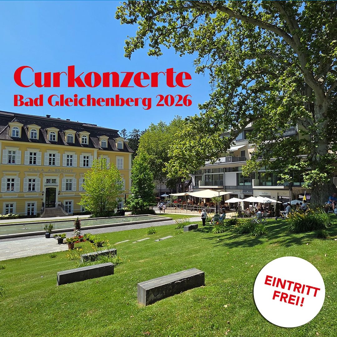 Ein lebendiges Bild eines Parks mit einem gelben Gebäude im Hintergrund, das einen üppigen grünen Rasen, Bäume und Menschen zeigt, die die Natur genießen. Der Text 'Curkonzerte Bad Gleichenberg 2026' und 'EINTRITT FREI!' sind prominent angezeigt.