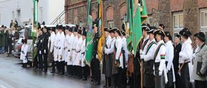 Bild enthält, People, Person, Marching