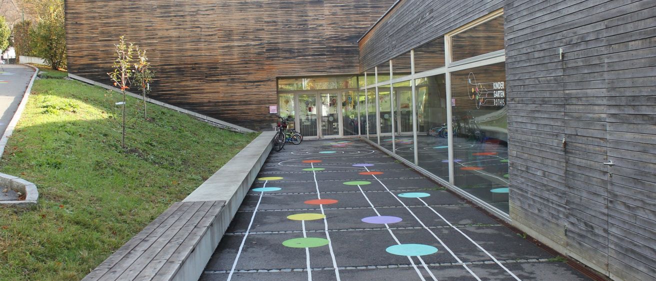 Bild enthält, Indoors, Interior Design, City, Road, Street, Urban, Slate, Outdoors, Building, Wheel