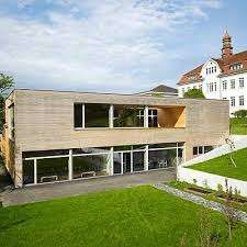 Bild enthält, Grass, Building, Housing, Indoors, Interior Design, House, Villa, Backyard, Mobile Home, Lawn