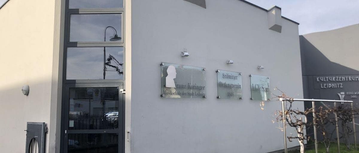 Bild enthält, Door, Device, Electrical Device, Washer, Utility Pole