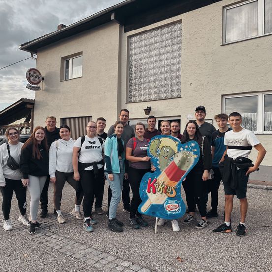 Bild enthält, People, Pants, Shelter, Urban, Shoe, City, Groupshot, Portrait, Glasses, Handbag