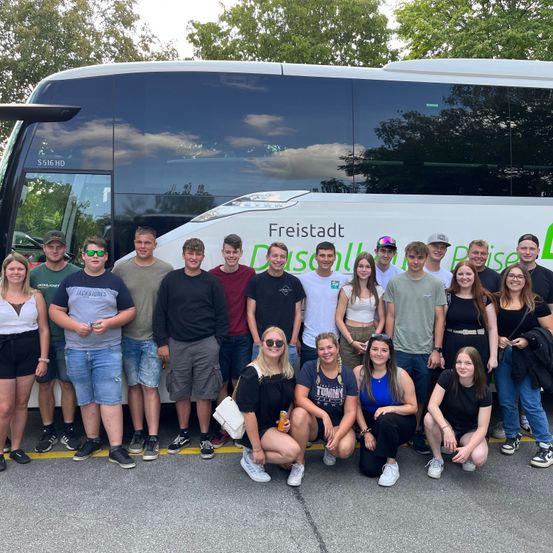 Bild enthält, People, Person, Shoe, Adult, Male, Man, Groupshot, Glasses, Hat, Handbag