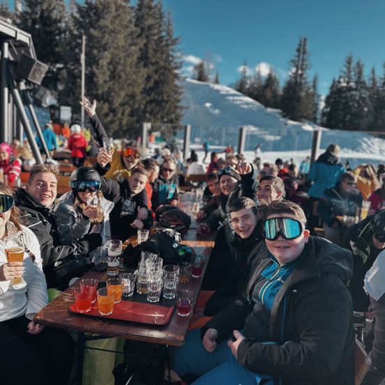 Bild enthält, Adult, Female, Person, Woman, Helmet, Outdoors, Urban, Nature, Cup, Man