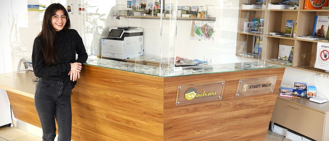 Bild enthält, Indoors, Shop, Table, Interior Design, Market, Adult, Female, Person, Woman, Supermarket