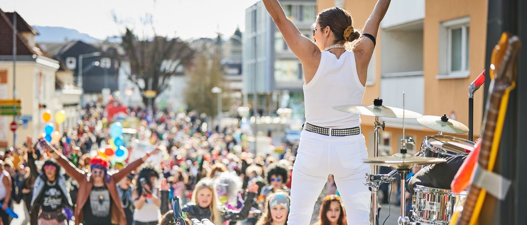 Bild enthält, People, Person, Adult, Female, Woman, Parade, Shoe, Vest, Face, Belt