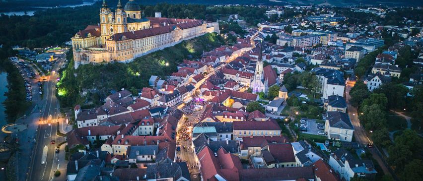 Bild enthält, Architecture, Building, Cityscape, Urban, City, Outdoors, Road, Housing, Castle, Fortress