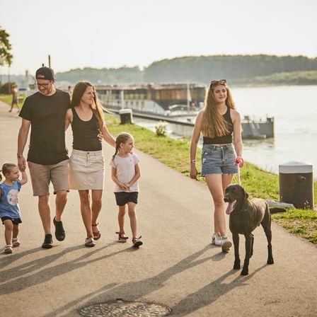 Bild enthält, Person, Walking, Shorts, Female, Girl, Teen, Shoe, Adult, Male, Man