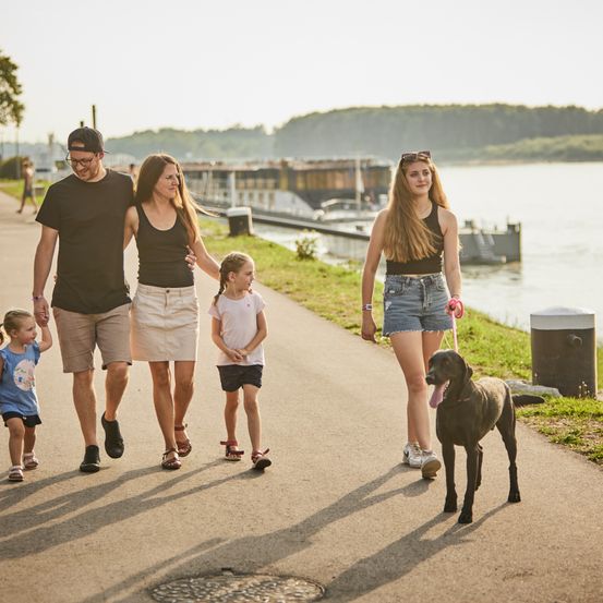 Bild enthält, Person, Walking, Shorts, Female, Girl, Teen, Shoe, Adult, Male, Man
