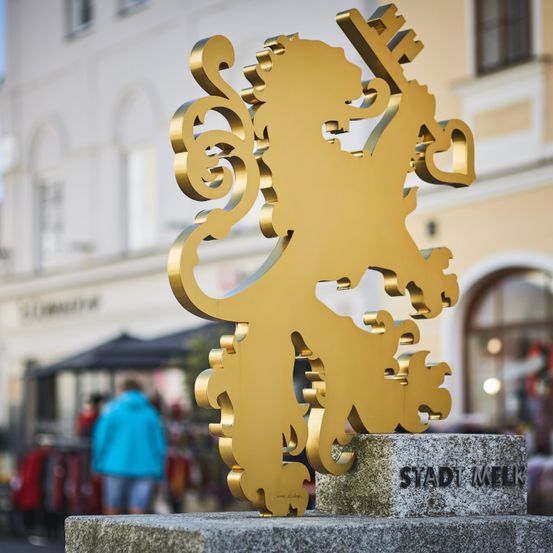 Bild enthält, Person, Cross, Symbol, Adult, Female, Woman, Text