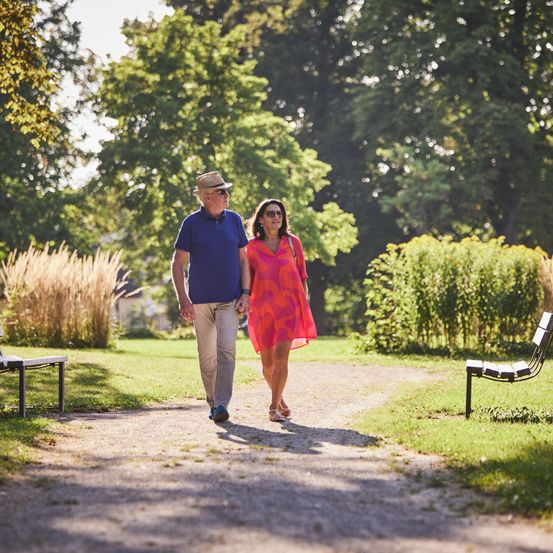 Bild enthält, Grass, Park, Person, Walking, Bench, Furniture, Vegetation, Dress, Tree, Path