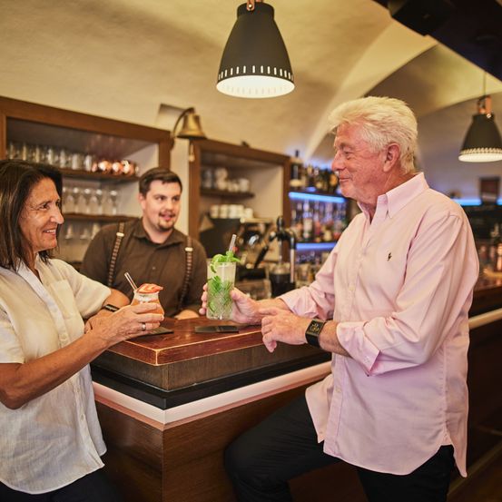 Bild enthält, Adult, Female, Person, Woman, Male, Man, Wristwatch, Face, Alcohol, Beverage