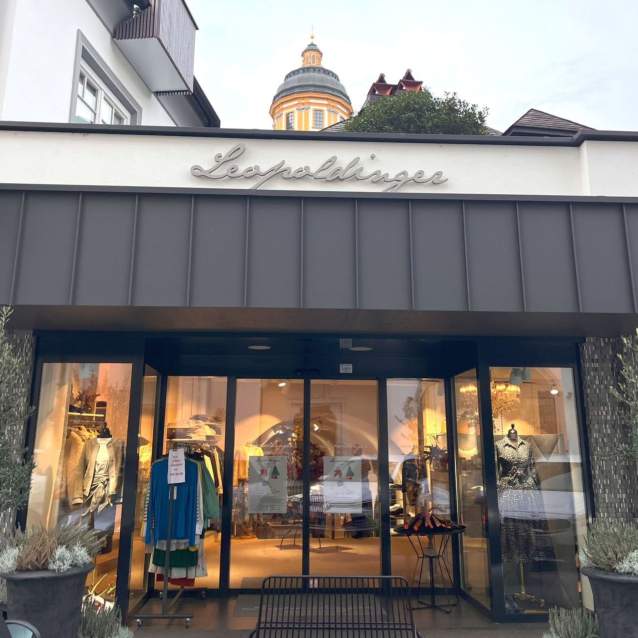 Bild enthält, Adult, Female, Person, Woman, Shop, Plant, Car, Vehicle, Bench, Furniture