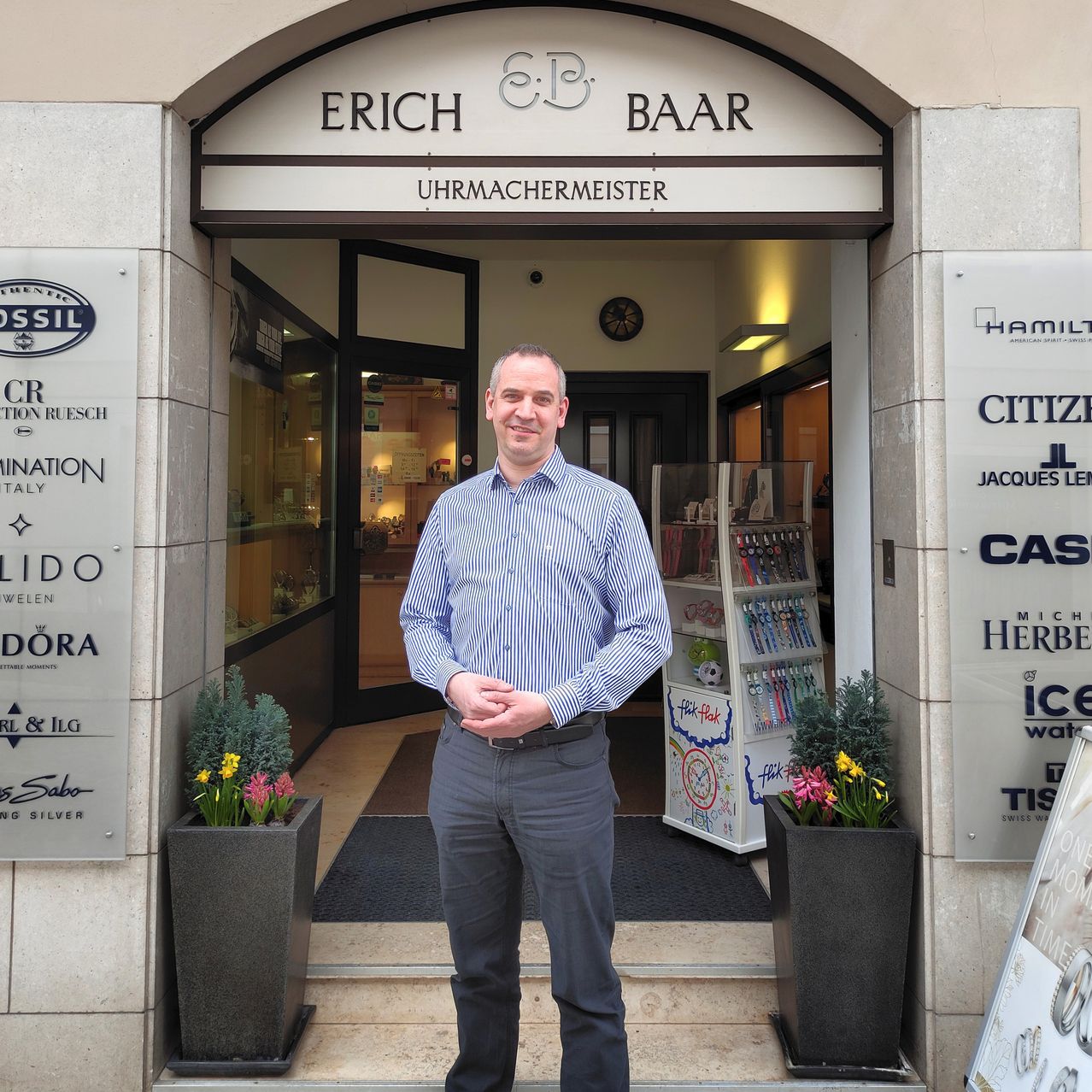 Bild enthält, Person, Standing, Adult, Male, Man, Pants, Shirt, Plant, Potted Plant, Jeans