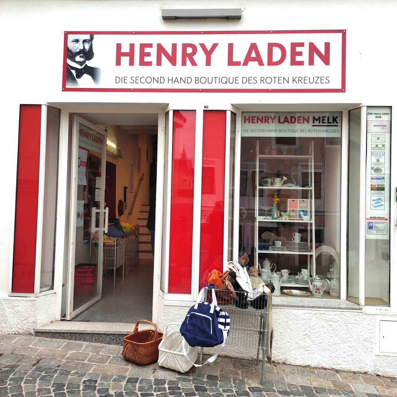 Bild enthält, Bag, Handbag, Path, Purse, Person, Floor, Cup, Flooring, Building, Shop