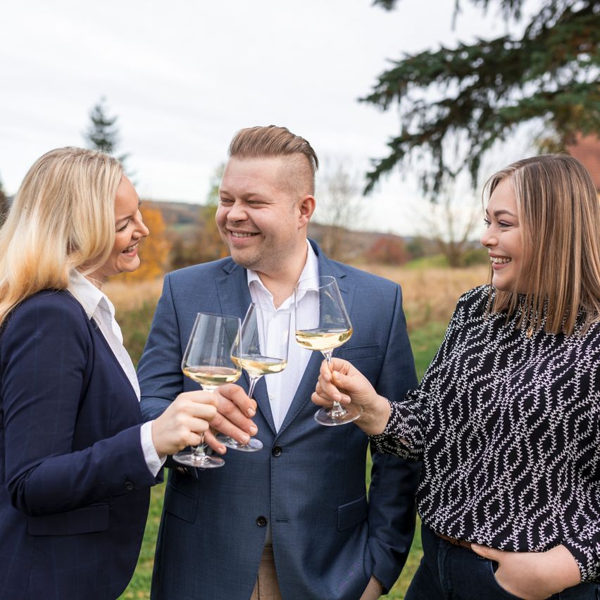 Bild enthält, Adult, Female, Person, Woman, Suit, Outdoors, Male, Man, Countryside, Nature