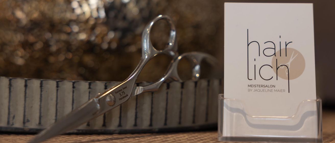 Bild enthält, Scissors, Business Card, Paper, Text, Weapon