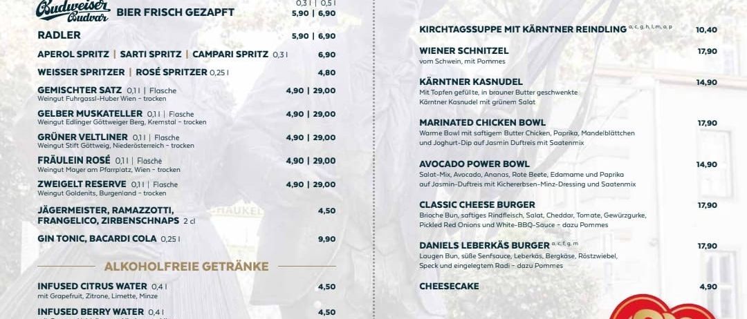 Menü mit verschiedenen Getränken und Gerichten. Beinhaltet Optionen wie Bier, Spritzer, Wein und Cocktails. Verfügt über eine Auswahl an alkoholischen und alkoholfreien Getränken sowie eine Auswahl an Speisen. Preise sind für jeden Artikel angegeben.