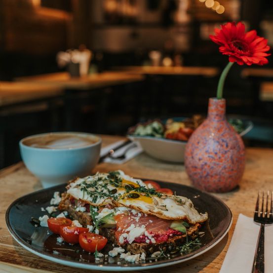 Bild enthält, Brunch, Food, Cutlery, Fork, Plate, Food Presentation, Dining Table, Coffee Cup, Egg, Fried Egg