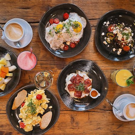Bild enthält, Brunch, Food, Plate, Food Presentation, Beverage, Coffee, Coffee Cup, Cutlery, Spoon
