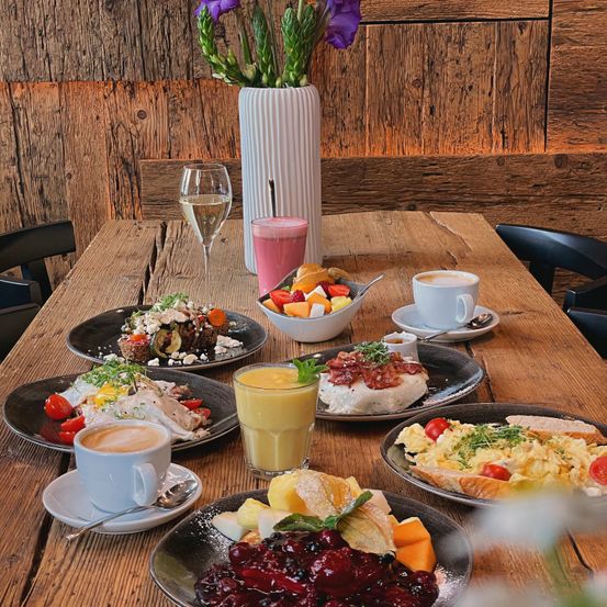 Bild enthält, Brunch, Food, Coffee, Coffee Cup, Plate, Cup