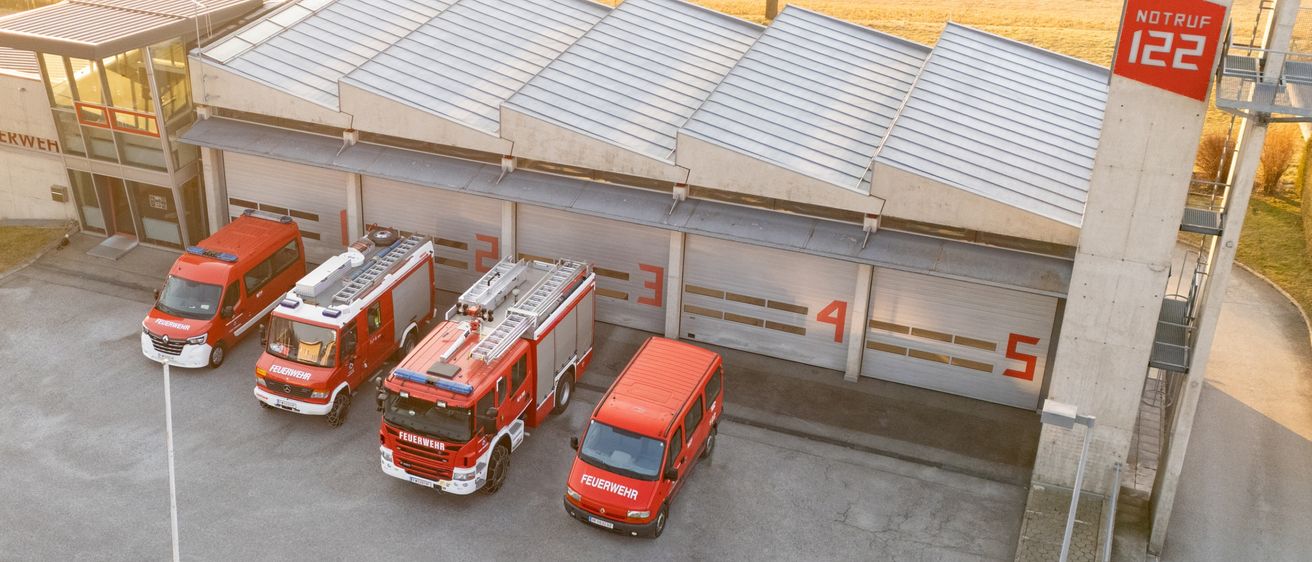 Bild enthält, Transportation, Vehicle, Fire Station, Fire Truck, Truck, Car, Architecture, Building, Outdoors