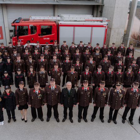 Bild enthält, People, Person, Clothing, Coat, Fire Truck, Truck, Vehicle, Fire Station, Shoe, Face