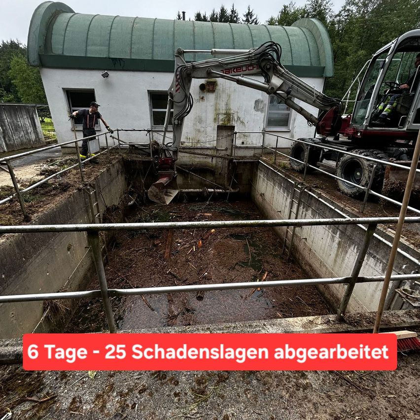 Bild enthält, Construction, Adult, Male, Man, Person, Outdoors, Machine, Wheel, Bulldozer, Glove