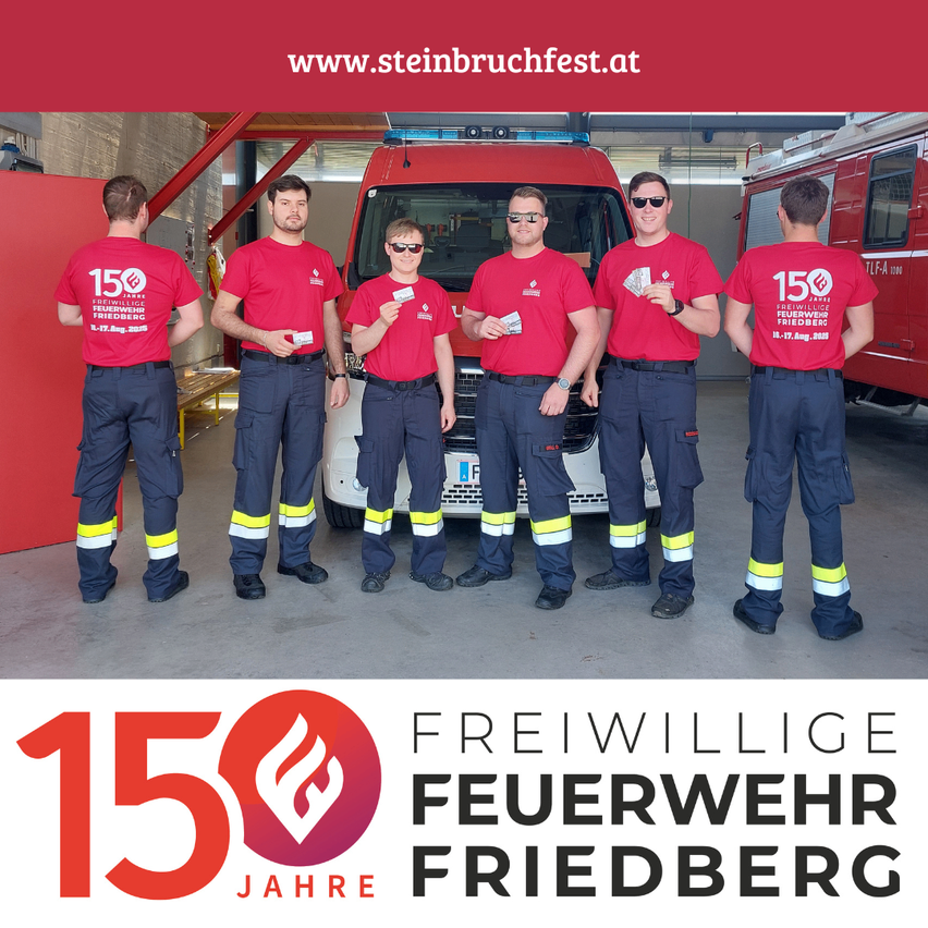 Fünf Feuerwehrleute stehen neben einem Feuerwehrauto, alle tragen rote Uniformen mit der Nummer 150 auf dem Rücken. Das Bild enthält den Text 'www.steinbruchfest.at' und das Logo '150 Jahre Freiwillige Feuerwehr Friedberg.'