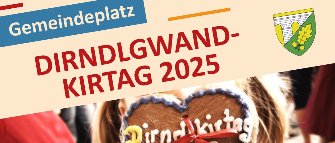 Eine Frau hält einen herzförmigen Keks mit einem Band und den Worten 'Dirndlkirtag 2025' darauf. Der Hintergrund hat ein blaues Rechteck mit dem Wort 'deplatz'.