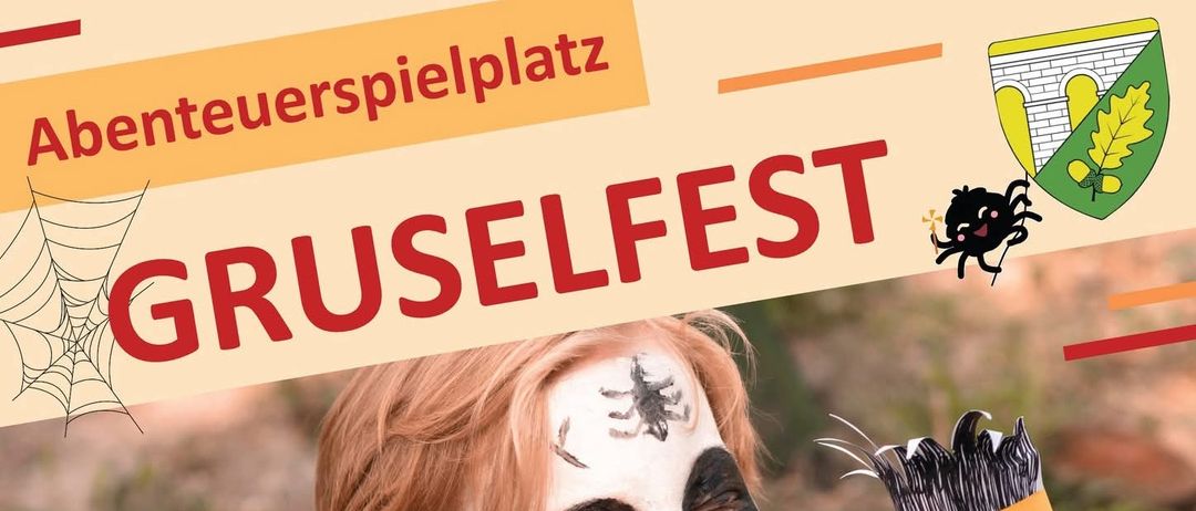 Ein Plakat mit einem Kind in einer Halloween-Verkleidung, das zwei Papierfiguren hält, eine mit einem gruseligen Gesicht. Der Plakattext lautet 'Gruselauf' und das Datum 'Mi, 22. Oktober' mit der Zeit 'ab 16:00 Uhr'. Es lädt viele verkleidete Besucher zu Spielen, Spaß und Leckereien ein.