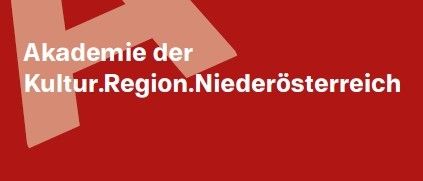Ein rotes Poster mit weissem Text. Es steht 'NÖ-Freiwilligen Koordinatorin & Koordinator' mit dem Logo 'Akademie der Kultur.Region.Niederosterreich' in der oberen linken Ecke.