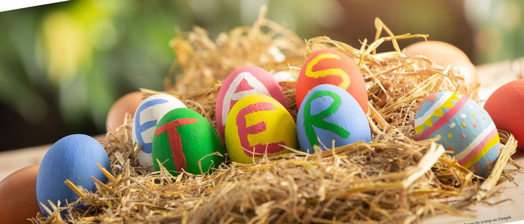 Ein Werbeplakat für Ostermarkt zeigt ein Nest bunter Ostereier mit den Buchstaben E, S, R, T. Die Veranstaltung findet am Samstag, den 28. März, von 10:00 bis 15:00 Uhr statt. Es gibt Kinderbastelstationen und Geschenksiden.