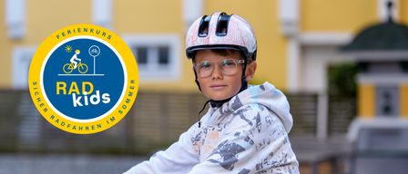 Radfahren-Ferienkurs: Junge mit Helm und Brille, Logo "RADkids"