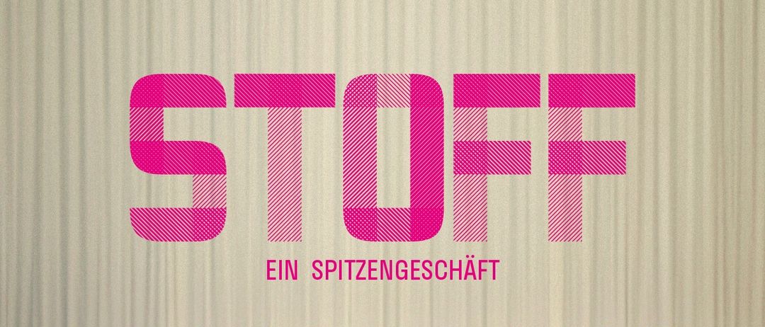 Ein Poster für den Film 'STOFF', mit Kleidern an einer Wand und einer Frau im Hintergrund. Der Titel ist in fetten rosa Buchstaben mit einem Untertitel in Deutsch, 'EIN SPITZENGESCHAT'. Es gibt ein Wasserzeichen in der unteren linken Ecke.