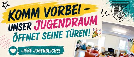 Plakat für einen Tag der offenen Tür in einem Jugendzentrum, der junge Leute einlädt, am 24. September 2026 von 16:00 bis 19:00 Uhr zu besuchen. Das Plakat zeigt ein Foto eines gemütlichen Wohnzimmers mit verschiedenen Möbeln und einem QR-Code für weitere Informationen.