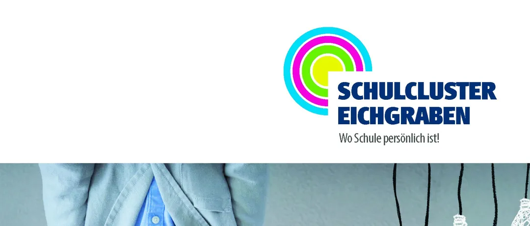 Ein Werbeplakat für die 'Tag der offenen Tür' Veranstaltung, mit dem Kopf eines Kindes mit Schutzbrille und einer Glühbirne, mit einem QR-Code und Kontaktinformationen.
