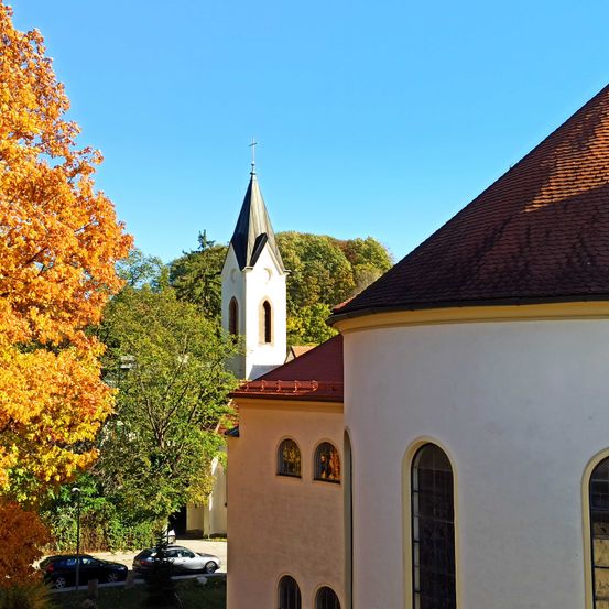 Bild enthält, Tree, Leaf, Car, Spire, Bell Tower, Clock Tower, Shelter, Housing, Roof, Autumn